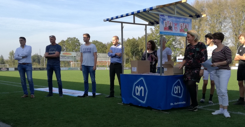 20171008 HvA Werkgroep Voetbalplaatjes bestaande uit (v.l.n.r.) Marcel Merks, Sander Schriek, Roy de Laat (en rechts van kraampje) Marieke Habraken en Monique van Rossum. Bennie Gevers (filiaalmanager AH Sint-Oedenrode) vierde van links 20171008 HvA makers foto verzamelalbum AH en Rhode